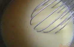 Постоянно помешивая венчиком, снова довести массу до 85°. ***Этот крем очень нежный, главное — не переварить, поскольку при 86° желтки сворачиваются. Но если желтки у Вас все-таки сварились, то нужно процедить крем через сито.*** Снять с огня, добавить лаймовый сок и распущенный на водяной бане желатин, перемешать.