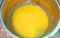 Желтки взбить с сахаром добела.