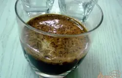 На каждую ложечку сахара, добавляем пять чайных ложечек холодной питьевой воды.