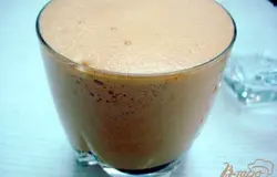 Добавляем несколько кубиков льда и доливаем холодной питьевой водой.