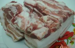 Когда выбираете сало, смотрите, чтобы оно было не серым, то-есть старым, а нежно розового оттенка.Мы очень любим сало с прослойками мяса. А ещё обратите внимание, чтобы при лёгком нажиме пальцем на сало, оставалась вмятинаю, если её нет, значит сало будет жёстким, *резиновым*.