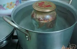Банки ставим в кастрюлю заполненную водой, чтобы вода доставала горлышка банки. Закрываем металлической крышкой.Доводим воду в кастрюле до кипения, убавляем нагрев, чтобы вода чуть булькала и держим на огне 1 час.Кастрюля с водой служит водяной баней.