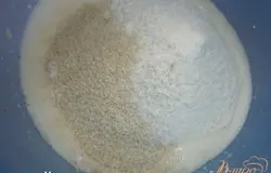 Затем ввести дрожжи, кунжут и муку.