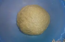 Замесить эластичное тесто и убрать в холодильник на 1 час.