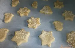 Вырезать формочкой (стаканом) печенья.