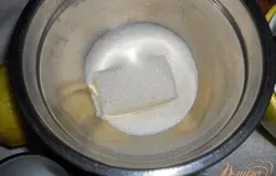 Масло растереть с сахаром в однородную массу.