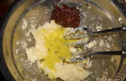 Добавляем растопленный шоколад и цедру.
