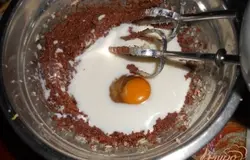 Добавить молоко и яйца, перемешать миксером.