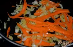 Разогреть духовку до 230 гр. Растопить 1 стол.л слив.масло в сковороде. Обжарить лук и морковь, помешивая примерно 2 мин. Затем добавим сладкий перец.Жарим 1 мин. Выложим цуккини и 1 ч_л лимон.цедры, соль и эстрагон. Помешиваем 1 мин. и снимем с огня.