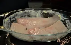 Рыбу разрежем на 4 куска. Положить кожицей вниз на смазанное жаропрочное блюдо. Смешать остальные ингредиенты и выложить поверх рыбы.