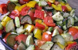 Полить растительным маслом, добавить крупно нарезанный чеснок и перемешать. Выложить овощи в чашу №2.