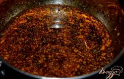 Скомбинируем все перечисленные ингредиенты в емкости для плиты кроме частей куриных .Поставим на средний огонь и примерно 2 мин. кипятим. Можно приготовить заранее и держать в хол-ке несколько дней.