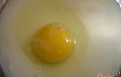 Приготовить бисквит. Сгущеное молоко смешать с яйцом,