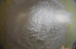 Добавить муку с содой, перемешать.