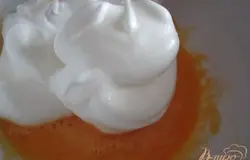 Соединить желтки и белки.