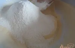 Всыпать муку, разрыхлитель и крахмал.Хорошо размешать.