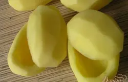 Картофель очистить, срезать примерно 1/4-1/3 верхнюю часть - это будет "крышечка". Из оставшейся части аккуратно вырезать сердцевину.
