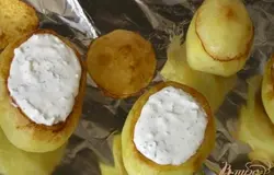 Выложить соус поверх грибов, накрыть картофельной крышечкой.