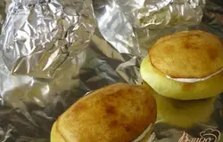 Завернуть каждый картофельный сундучок в фольгу, поставить в разогретую до 200*С духовку на 30-35 минут до готовности.
