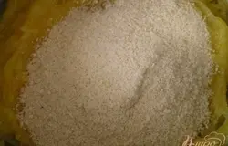 А пока поместить орехи в чашу блендера или кофемолку. Измельчить в муку (без фанатизма, пусть останутся крупинки). Всыпать ореховую муку в основную массу