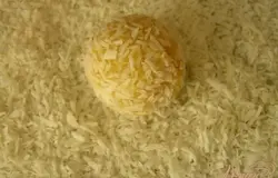 Затем отщипывать небольшие кусочки и скатывать из в шарики желаемого размера и обваливать в кокосовой стружке. Масса, конечно, липкая, но надо постараться.