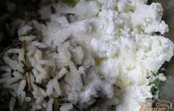 Смешать творог, отваренный рис, шпинат с яйцами, сахар и соль, перемешать.