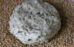 Из полученной массы сформировать сырники, обвалять в кунжуте,