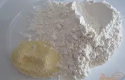 80 гр. муки, щепотку соли и 1 ст.л. манной крупы смешать.