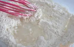 Добавляя теплую воду размешать жидкое тесто.