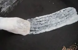 Сковороду чуть нагреть, снять с огня и намазать тонкий слой теста.Вернуть на огонь и дать подсохнуть. Затем намазать второй слой теста.