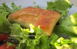 И как небольшой бонус я хочу предложить приготовить эту вкусную, горячую закуску с зеленью, сыром и креветками. Это рецепт Алжирского брика. Очень вкусно !