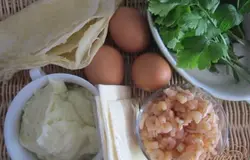 Потребуется :Готовые листы Брик, свежие куриные яйца, зелень (сибулет, петрушка и мята), готовые креветки, картофельное пюре и пластинки плавленного сыра. Растительное масло для обжаривания.