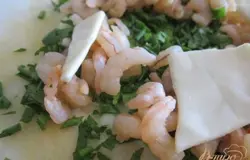 Выложить креветки по кругу и кусочки плавленного сыра.