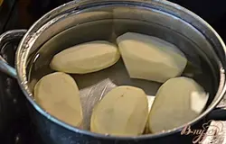 Картофель отварить ,чтоб не разваренный и лучше слегка недоварен. Картофель готовый порезать пластинками осторожно.