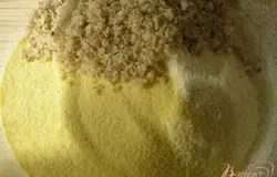 Смешать муку, манку (у меня семолина), соль, измельченные орехи.