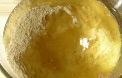 Влить масло и сироп, перемешать.
