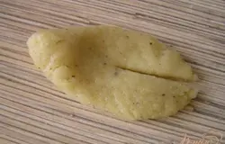 1/4 часть оставить для "головы", остальную расплющить, разрезать пополам (для "хвостика" и "крылышек")