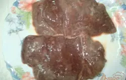 С печени снять плёнку, очистить от протоков и нарезать тонкими пласта.Чтобы печень была более вкусной и нежной, желательно замочить её в молоке часа на два.