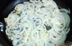 Лук нарезать полукольцами.
