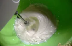 Смешать сгущёное молоко и сливки. Взбивать миксером 4-5 минут.