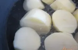 Картофель отварить до готовности.Воду слить.
