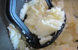 Картофель растолочь, влить горячее молоко.