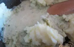 Добавить базиликовое пюре и сливочное масло в горячее картофельное пюре. Хорошо перемешать и можно сразу подавать к столу !