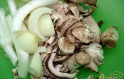 Измельчить в блендере ножки грибов и лук.