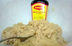 К ним добавить куриное филе, приправу Магги.