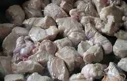 Свинину нарезать на порционные кусочки (3х3 см), обжарить на растительном масле до румяной корочки,