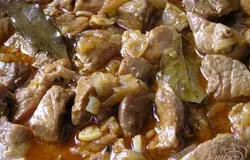 перемешать и тушить примерно 1-1,5 часа до мягкости мяса. Филиппинское адобо из свинины готово!