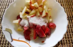 Лимон нарезать кубиками, добавить сахар по вкусу.