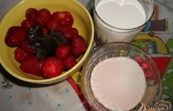 Подготовим клубнику и базилик, вскипятить воду.