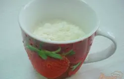 Соединяем молоко, сметану и муку и тщательно разбиваем комочки.